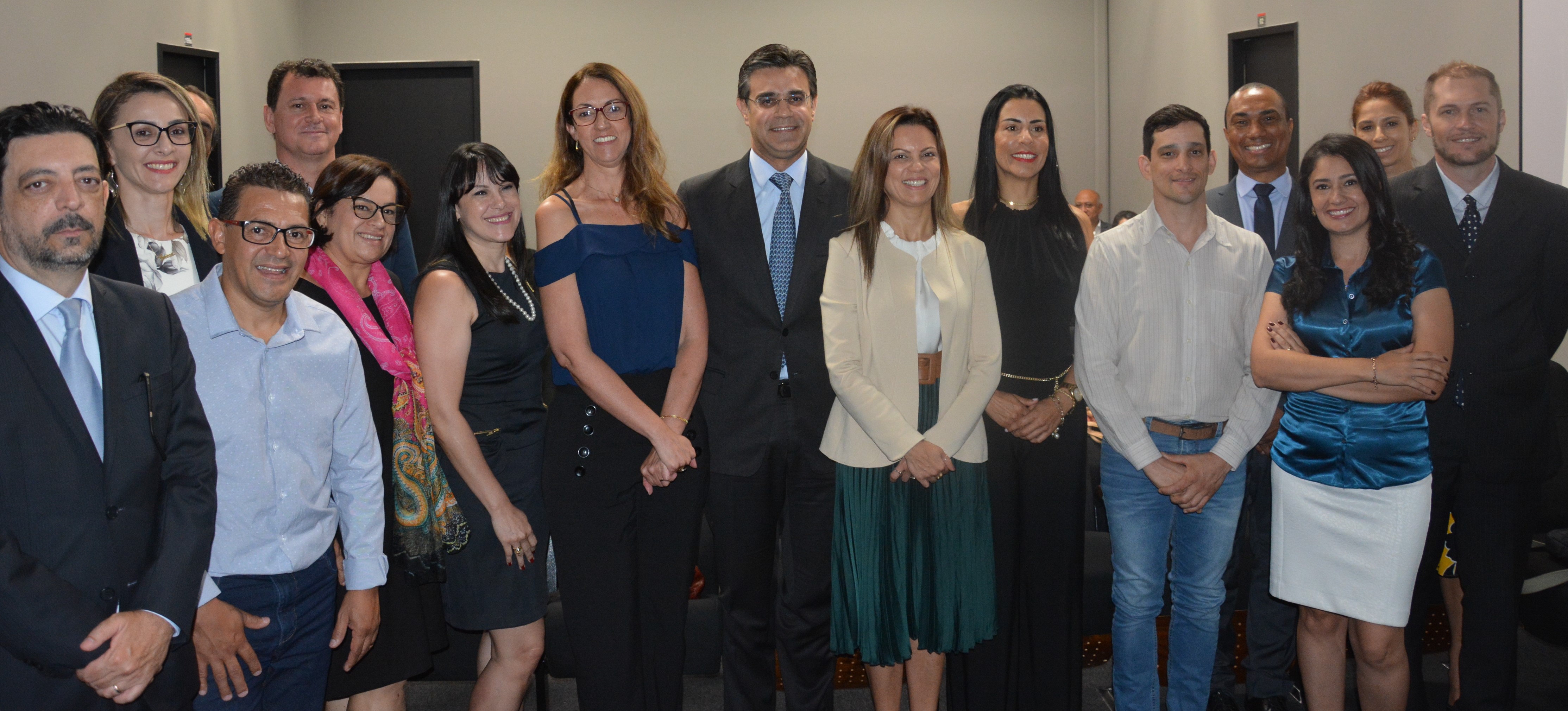 Vice-governador do Estado de São Paulo, Rodrigo Garcia, e a secretária Patricia Ellen, com os selecionados nas 16 Regiões Administrativas do Estado (Foto: Divulgação)